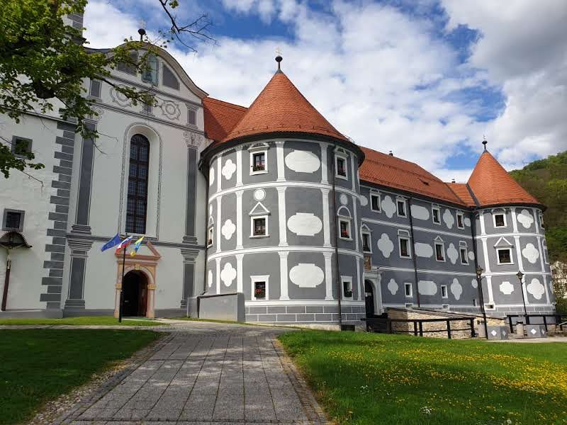 Samostan-dvorec Olimje
